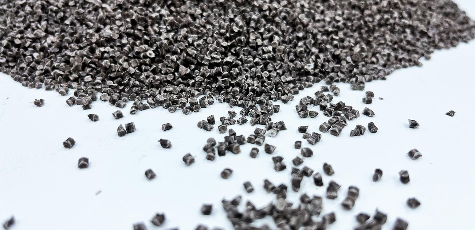 By utilizing various agricultural wastes as filler materials, we produce environmentally friendly, recyclable, and biodegradable composite materials. 